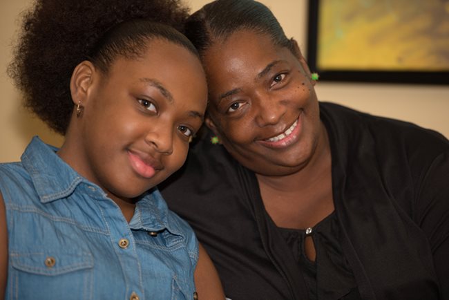 madre e hija afroamericanas
