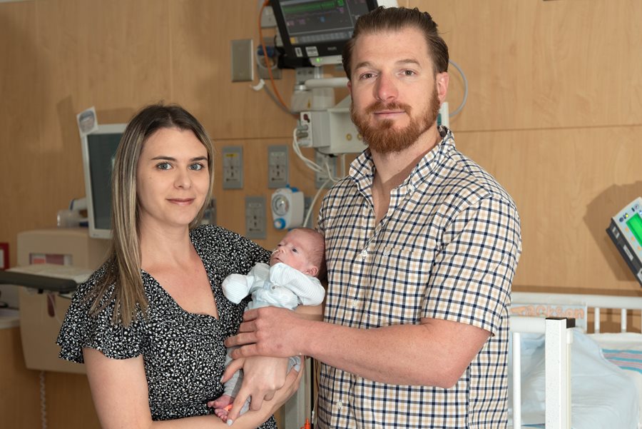 Mamá y papá sosteniendo al recién nacido Jackson en el hospital.