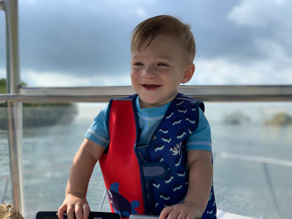 Un Jackson feliz a los 3 años de edad, disfrutando de un paseo en bote