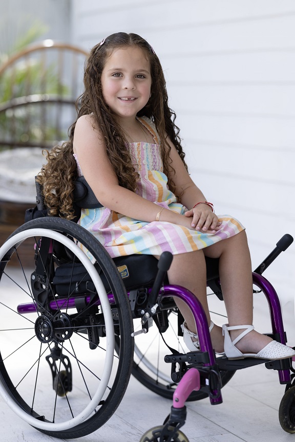 Sofía sonriendo en su silla de ruedas
