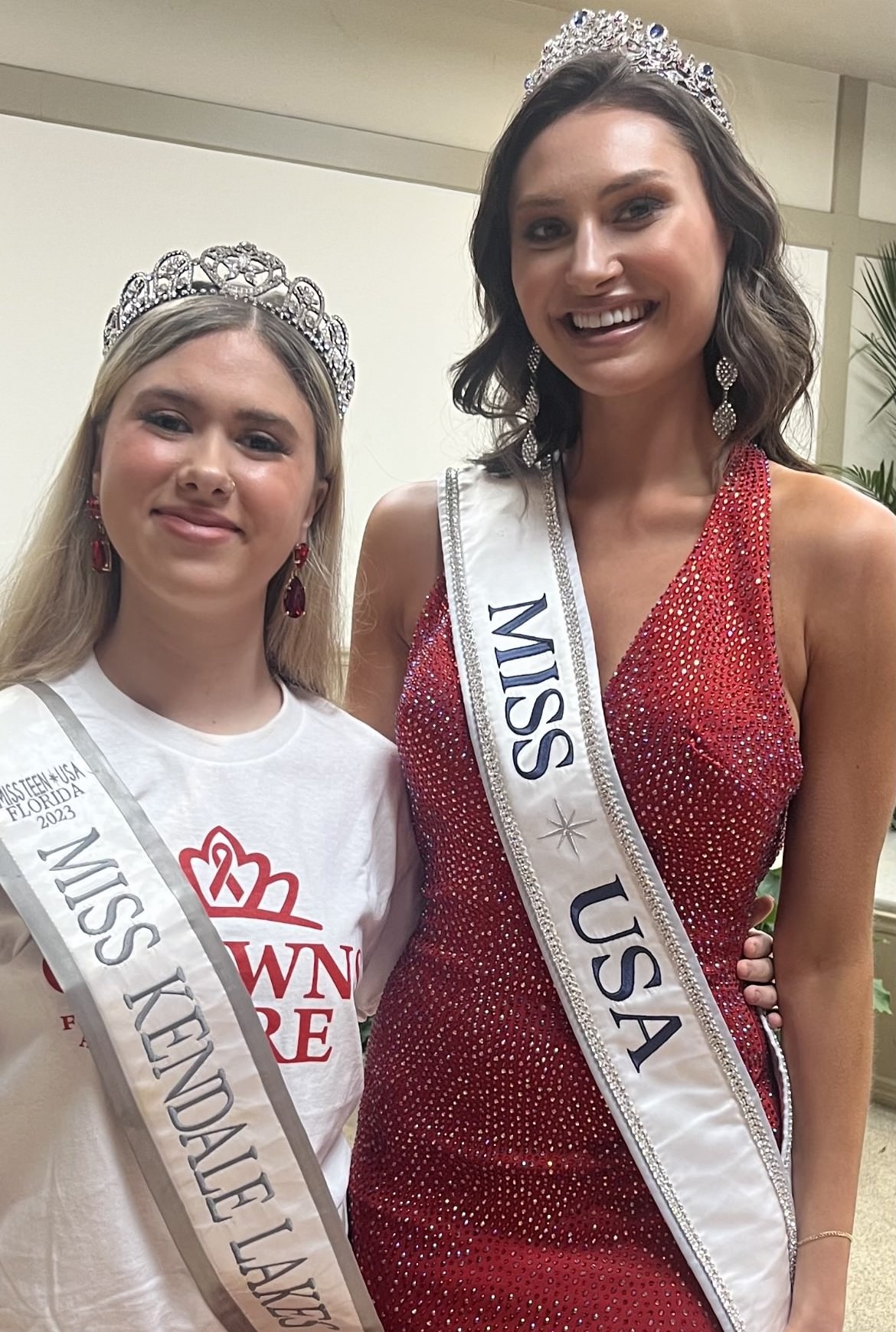 Madison Simon (izquierda) posa con Miss USA